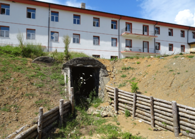Un ancien bunker au pied de l’hôpital de Puka.