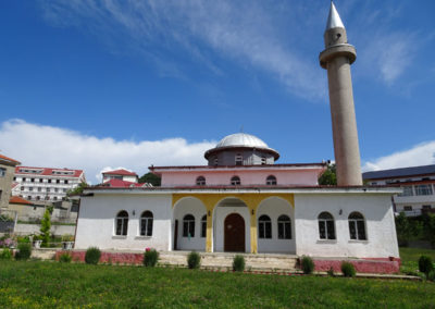 La mosquée de Puka vue de devant.