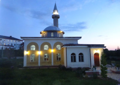 La façade septentrionale de la mosquée de Puka « by night ».