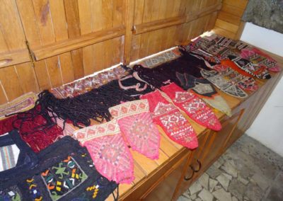 Des chaussettes traditionnelles exposées dans le Musée ethnographique de Puka.