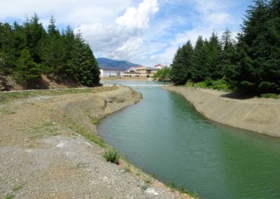 Un canal construit pour conduire une rivière au lac mineur de Puka.